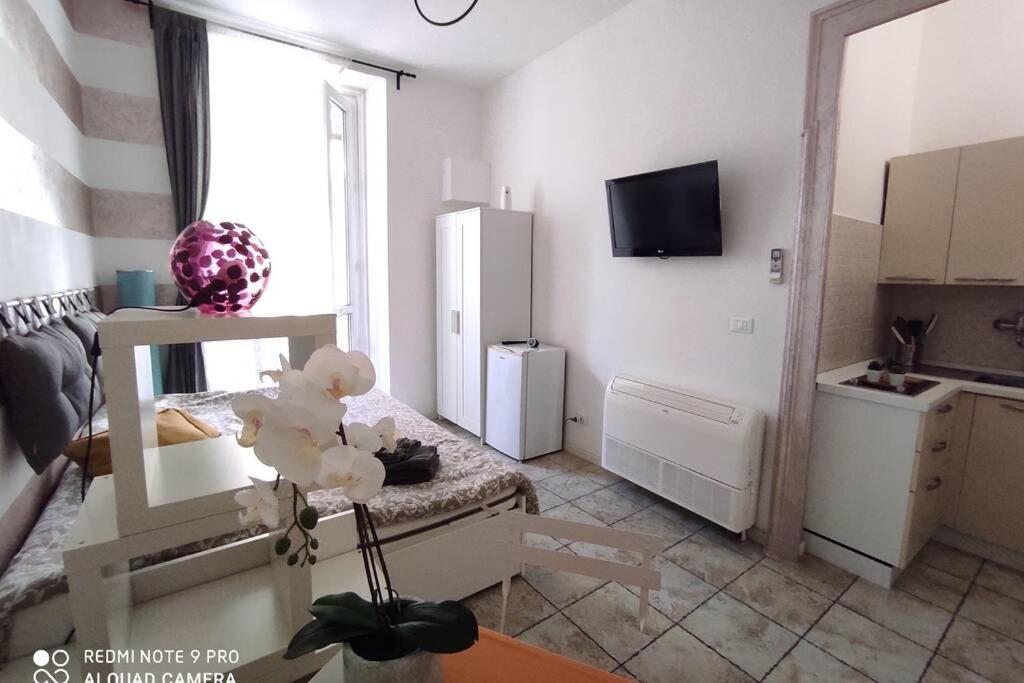 a small apartment with a kitchen and a room at Vespa house, intima e confortevole in Turin