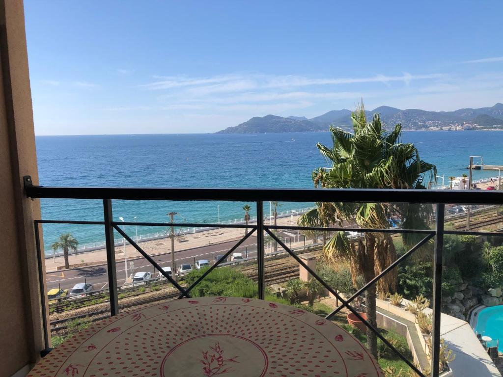 einen Balkon mit Meerblick in der Unterkunft Cannes apartment with sea view and aircondition in Cannes