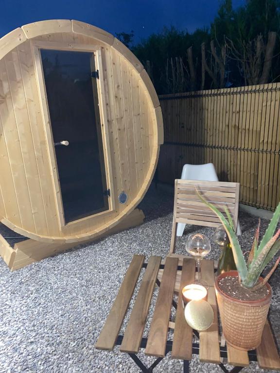 un banc en bois à côté d'une tente ronde dans l'établissement Casa louisa chambre sauna et bain nordique, à Wailly-Beaucamp