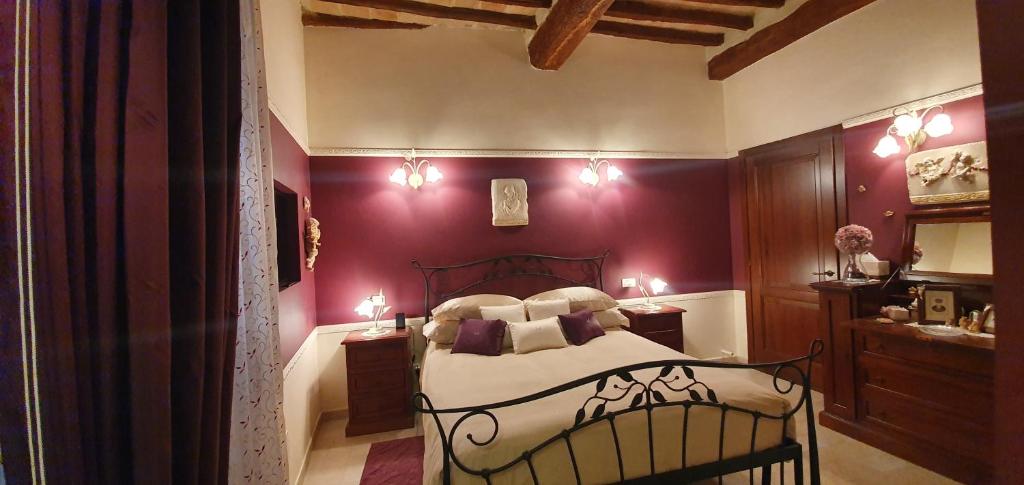 um quarto com uma cama com paredes roxas em B&B SERENA em Perugia