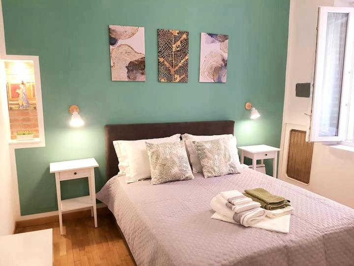 um quarto com uma cama com toalhas em St Peter Charming House em Roma