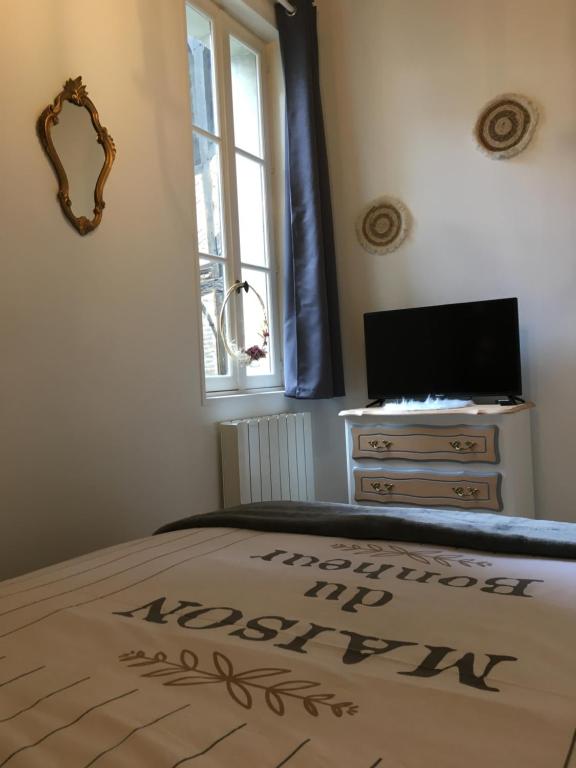 a bedroom with a bed and a dresser and a window at Vieux Tours, Charmant T2 40m2, 4 pers, lumineux in Tours