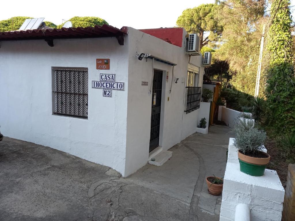 um edifício branco com um sinal na lateral em Casa Inocencio em El Puerto de Santa María