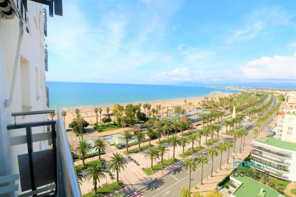 balcón con vistas a la playa y a las palmeras en SUNDBEACH RODAS CLIMATIZADO WIFI Y VISTAS AL MAR, en Salou