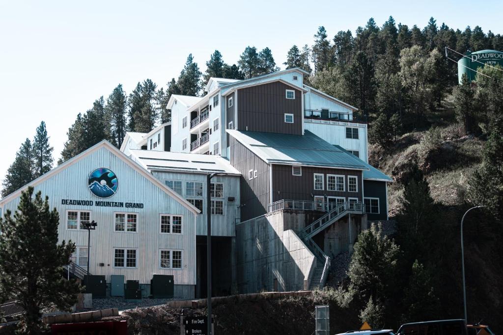 un gran edificio en la cima de una colina con árboles en Holiday Inn Resort Deadwood Mountain Grand, an IHG Hotel, en Deadwood