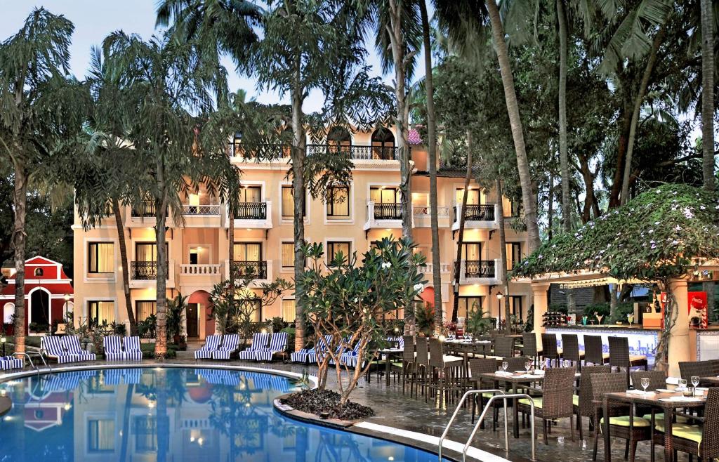 Bazén v ubytování Park Inn by Radisson Goa Candolim nebo v jeho okolí