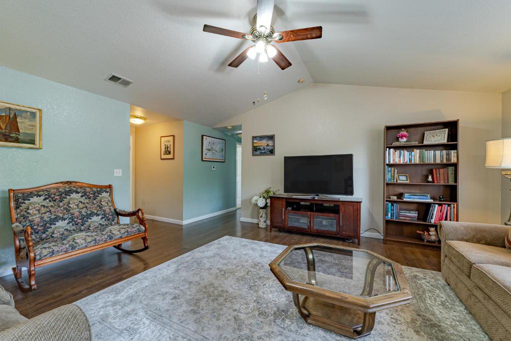 uma sala de estar com um sofá e uma televisão em Serenity By The Sea em McKinleyville