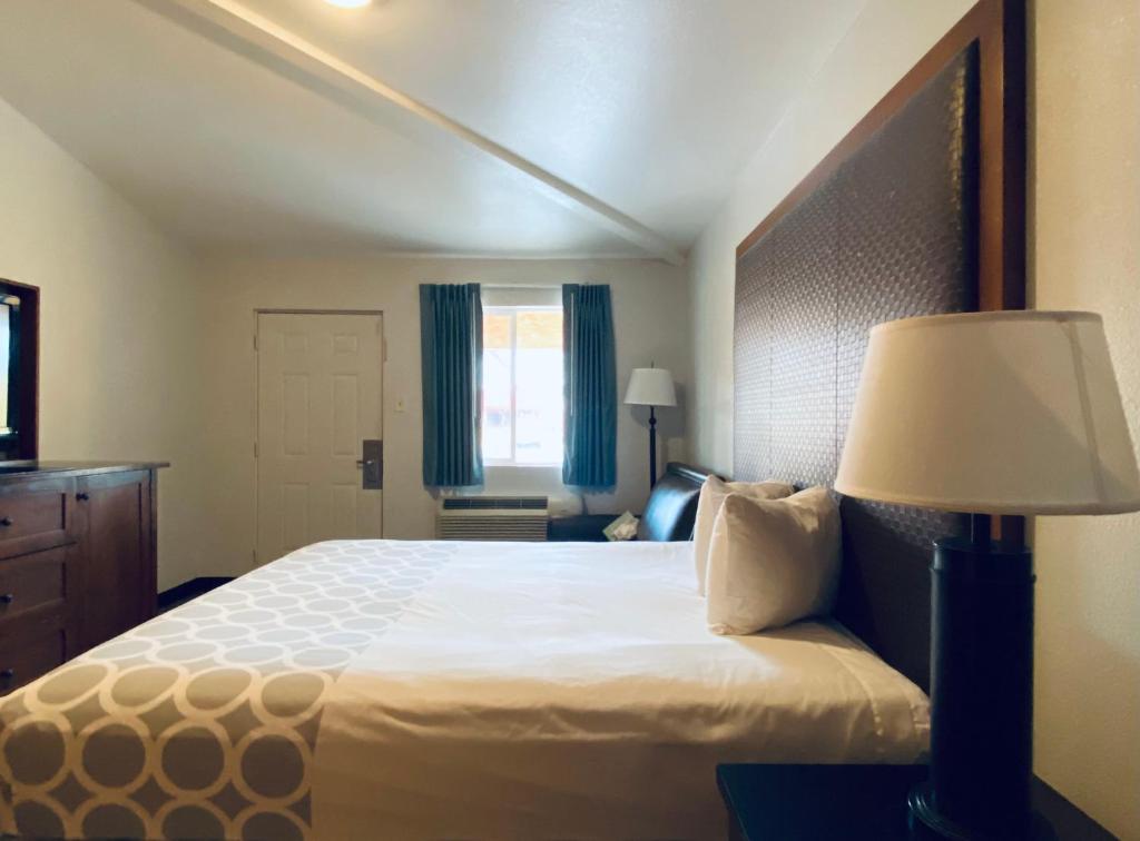 Postel nebo postele na pokoji v ubytování Rodeway Inn Old Town Scottsdale
