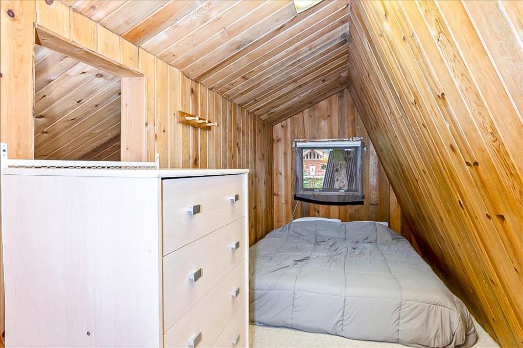 Postel nebo postele na pokoji v ubytování Alpine Meadows Cabin