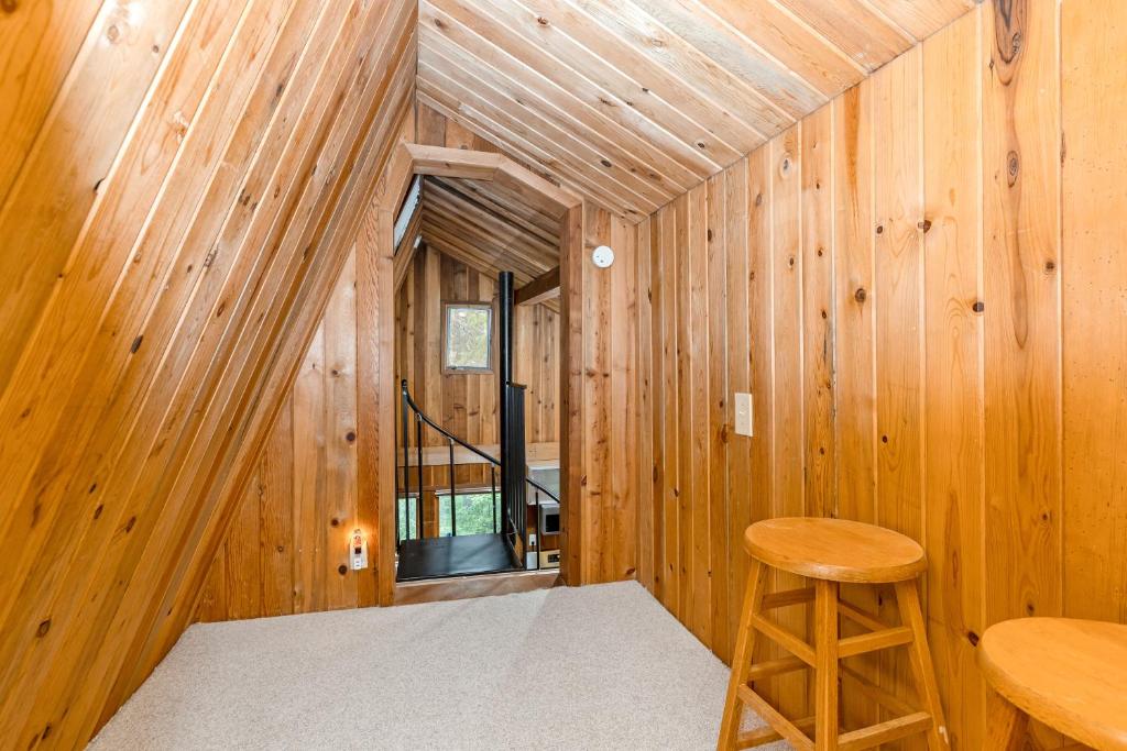 Postel nebo postele na pokoji v ubytování Alpine Meadows Cabin