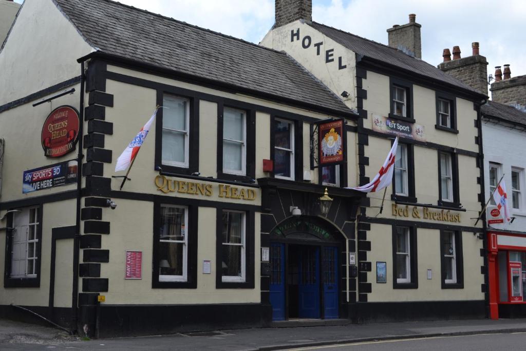 un edificio en la esquina de una calle en The Queen's Head Hotel, en Buxton