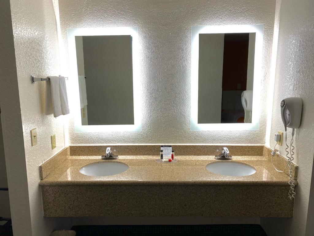 Howard Johnson by Wyndham Holbrook - Studio Suite With Two Queen Beds - Non-Smoking