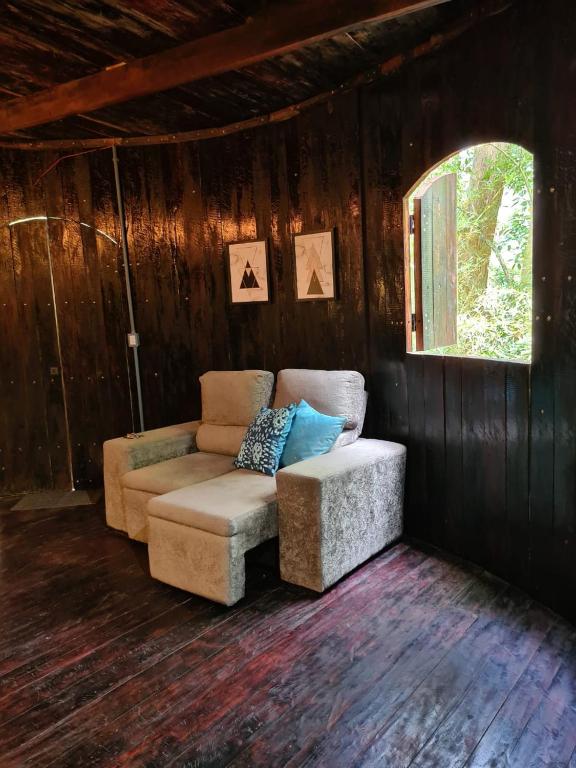 a living room with a couch and a chair at Pipa Malbec in Petrópolis