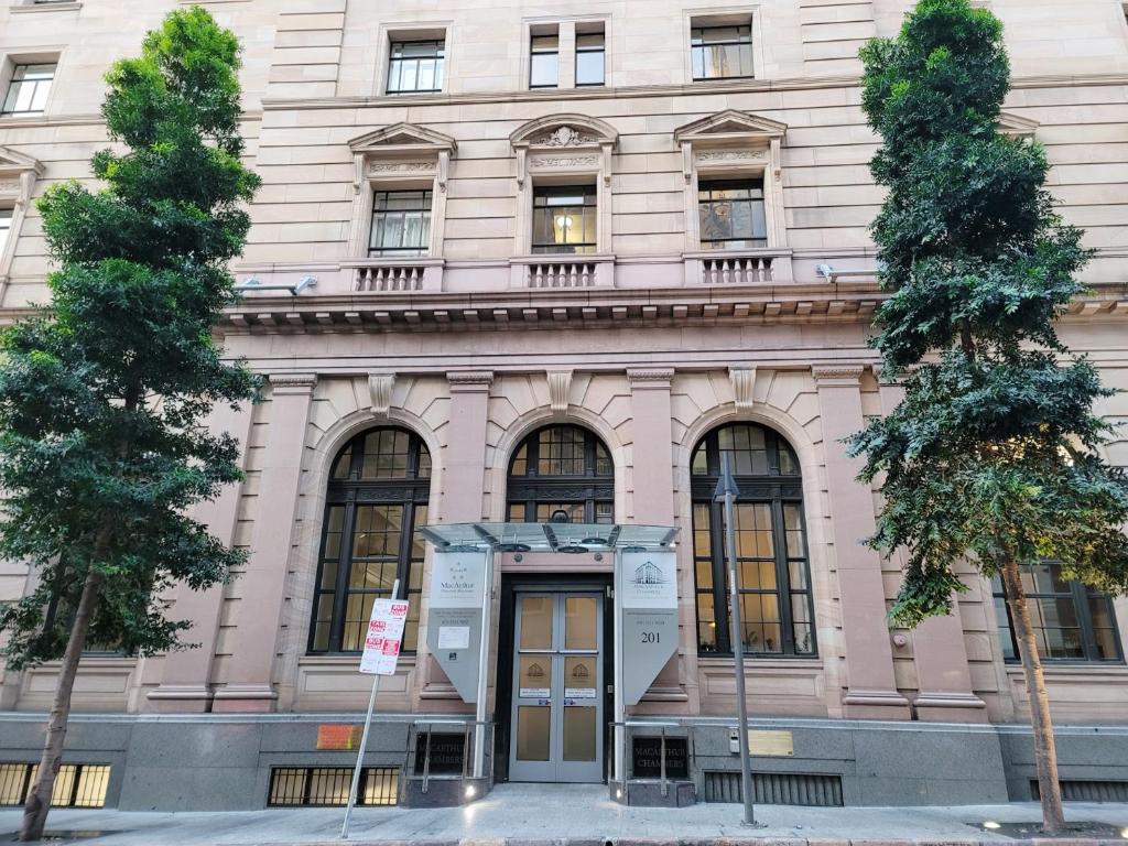 um edifício com uma porta em frente em MacArthur Chambers em Brisbane