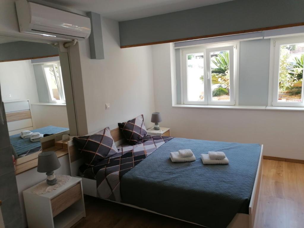 ein Schlafzimmer mit einem Bett mit zwei Handtüchern darauf in der Unterkunft IOANNOU COURT - Natural Oak STUDIO in Paphos City