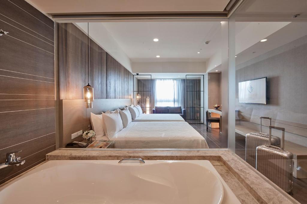 Letto o letti in una camera di Grand Bay Resort Hotel