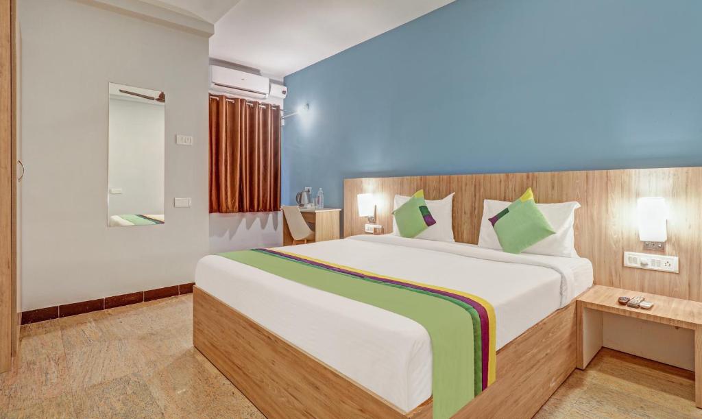um quarto com uma cama grande num quarto em Itsy By Treebo - Classio Richmond em Bangalore