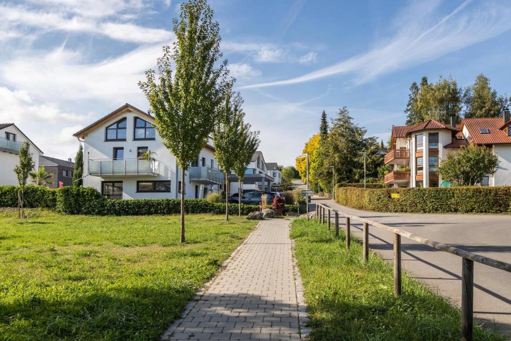 eine Straße in einem Wohnviertel mit Häusern in der Unterkunft Ferienwohnung Lago in Konstanz