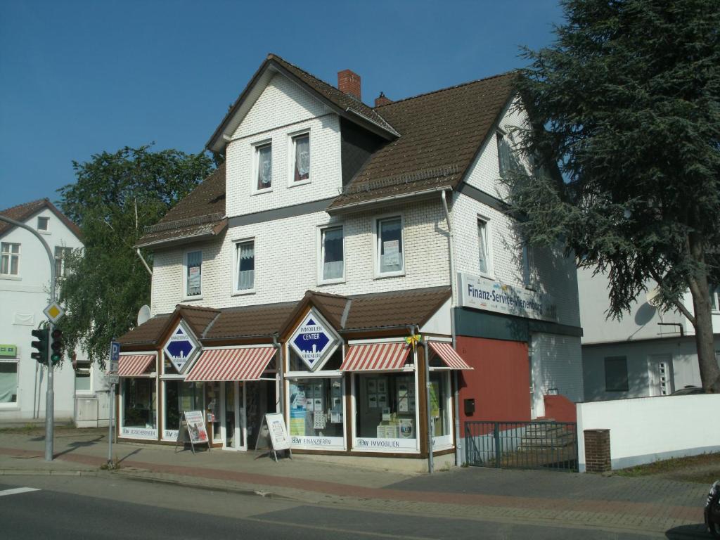 "Gästehaus Vienenburg" -Monteurzimmervermietung- في Vienenburg: مبنى على زاوية شارع