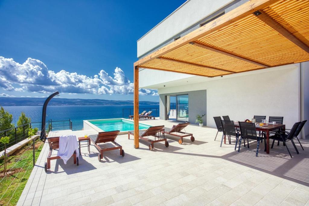 Fotografia z galérie ubytovania NEW Seaview Villa Vivra with 4 ensuite bedrooms gym and private pool v Omise