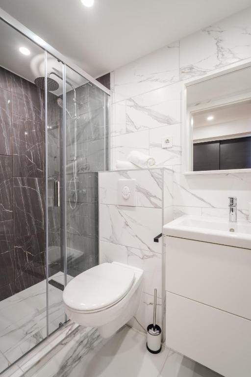 Kúpeľňa v ubytovaní K33- Boutique Apartments, Best Location, by BQA
