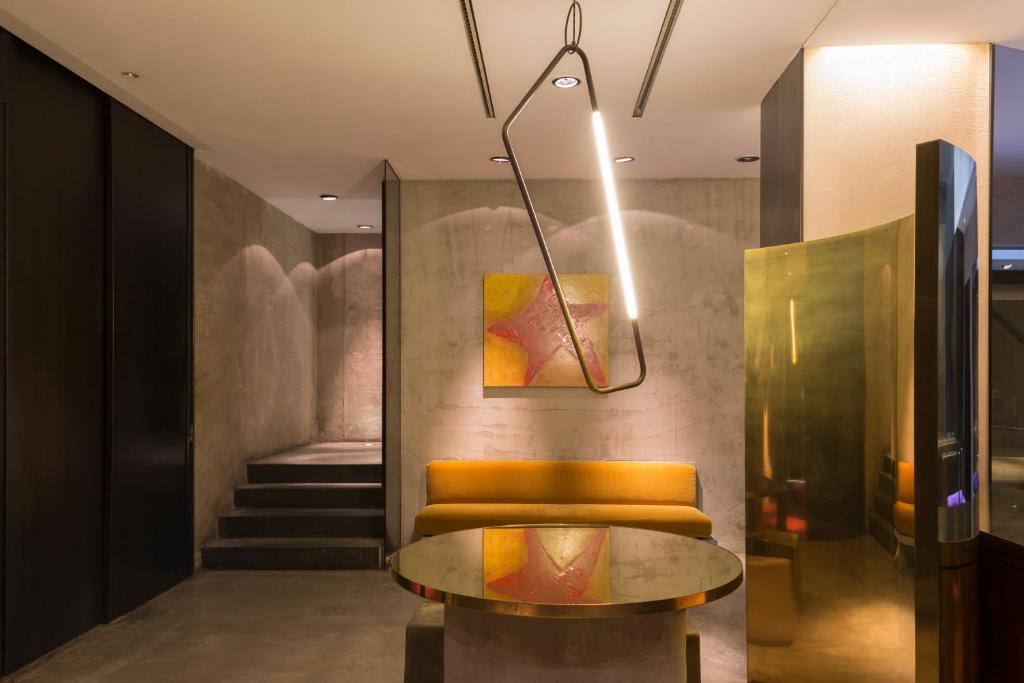 hol z ławką i obrazem na ścianie w obiekcie STRAF, Milan, a Member of Design Hotels w Mediolanie