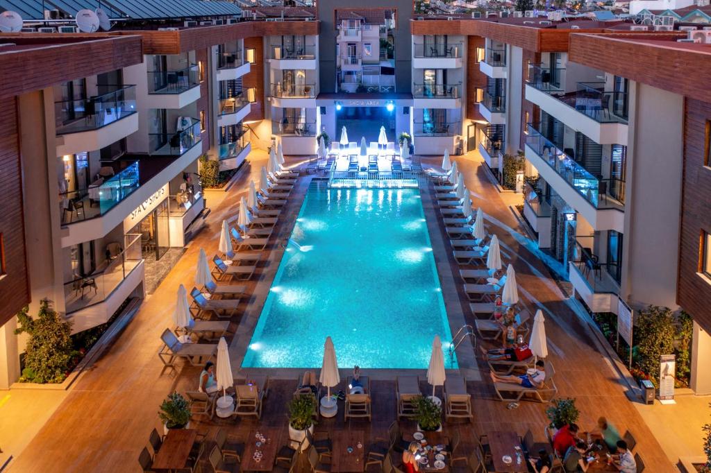 Bazén v ubytování Side Amour Hotel nebo v jeho okolí