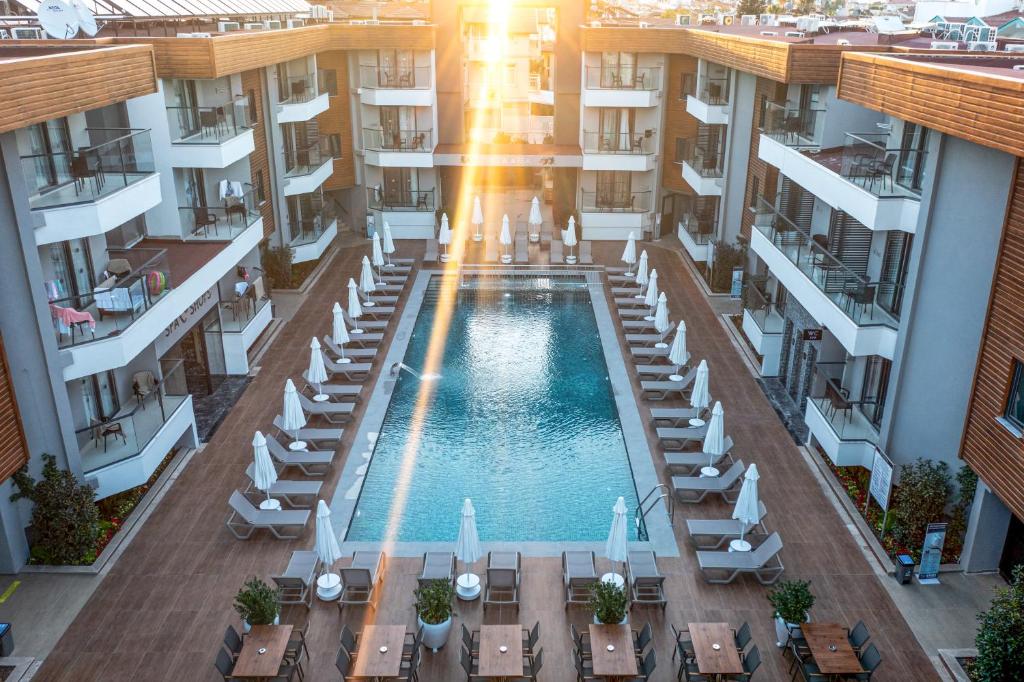 Bazén v ubytování Side Amour Hotel nebo v jeho okolí