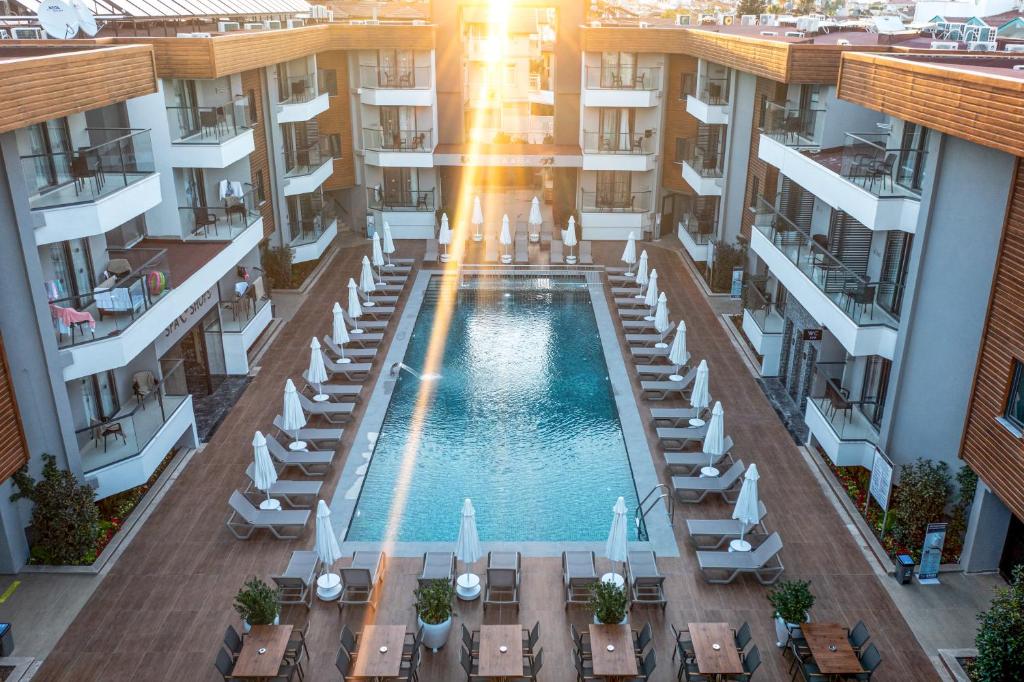 A view of the pool at Side Amour Hotel or nearby