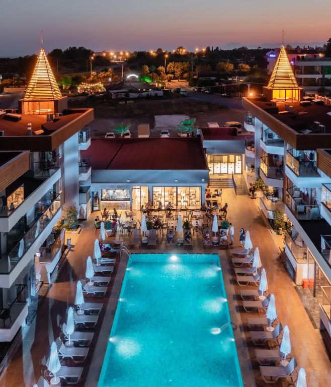 Bazén v ubytování Side Amour Hotel nebo v jeho okolí