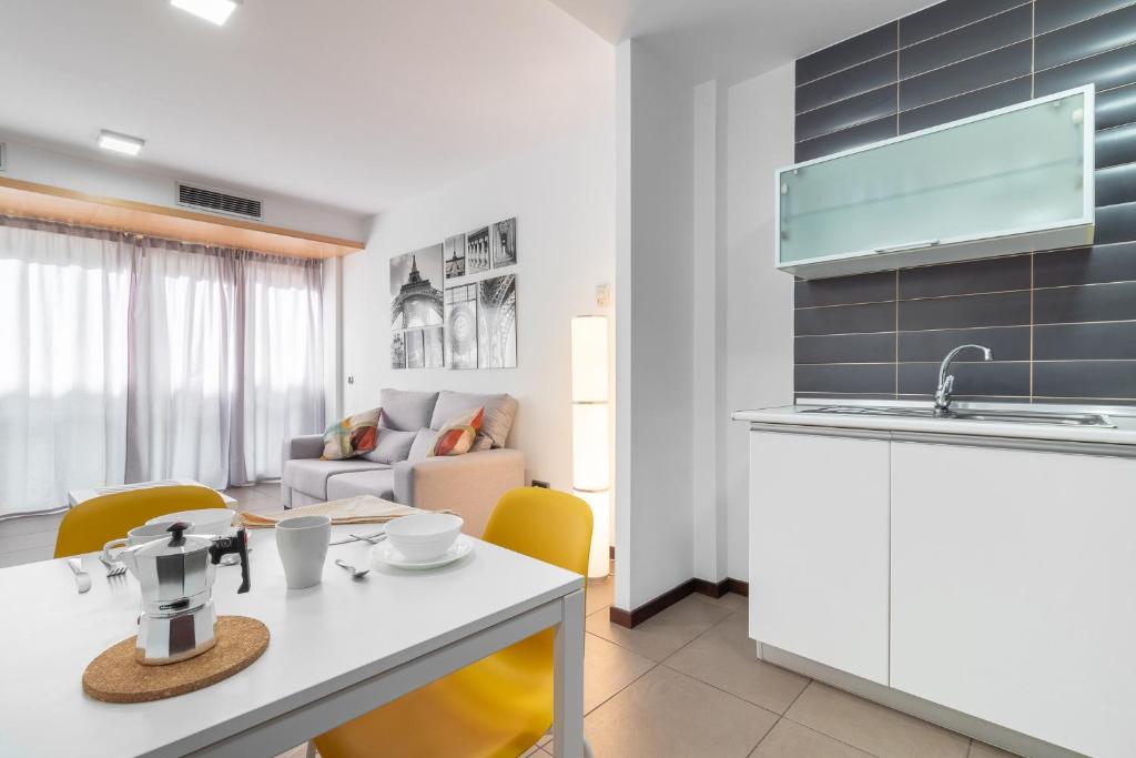 A kitchen or kitchenette at Flatguest Tabaiba 1