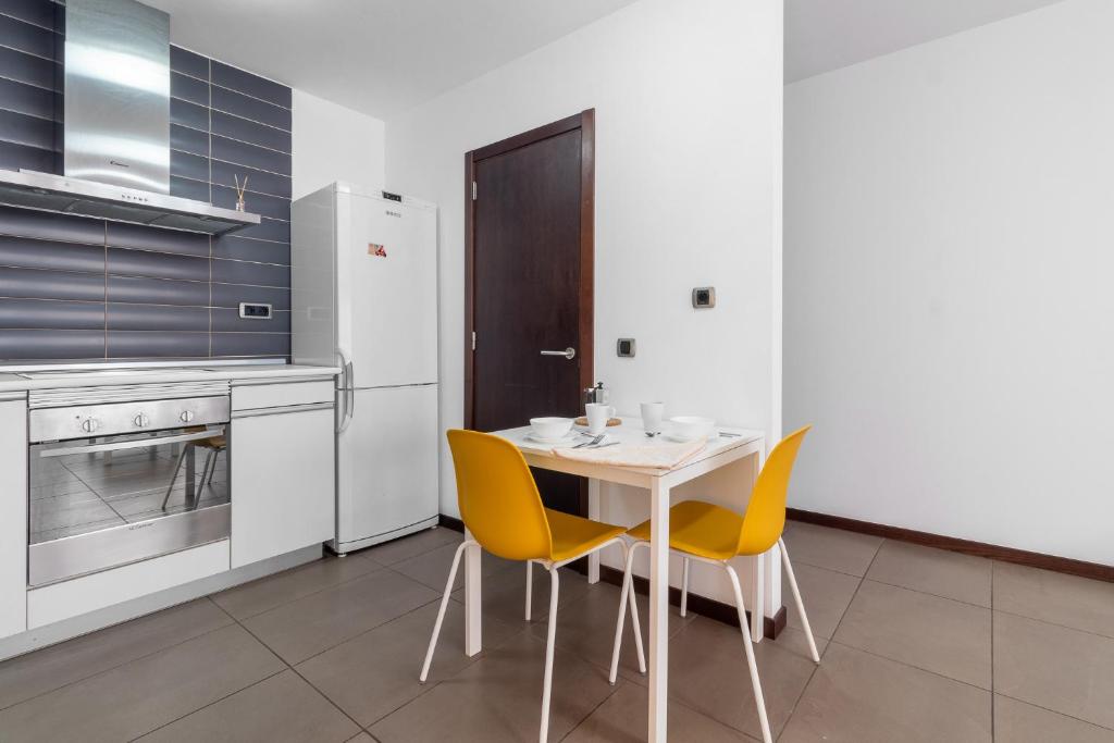 A kitchen or kitchenette at Flatguest Tabaiba 1