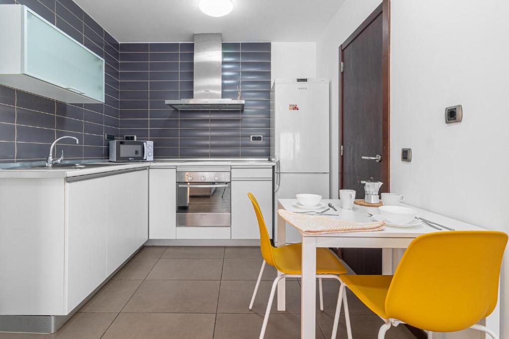 A kitchen or kitchenette at Flatguest Tabaiba 1