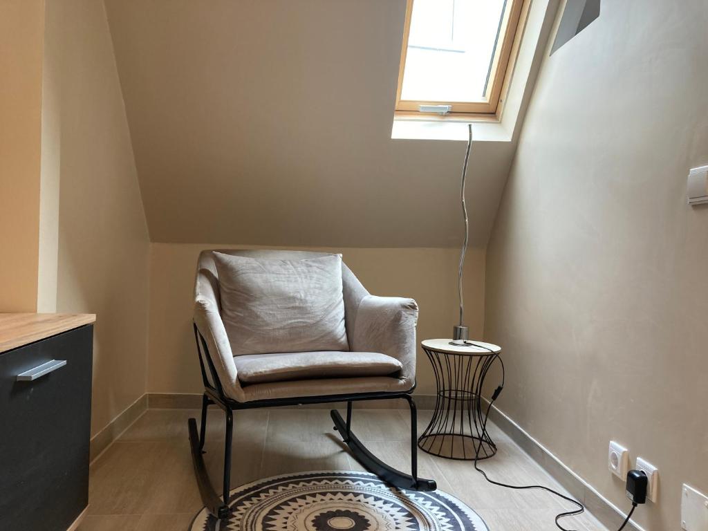 een stoel in een kamer met een raam bij Ferienhaus Le Ruisseau in Badenweiler