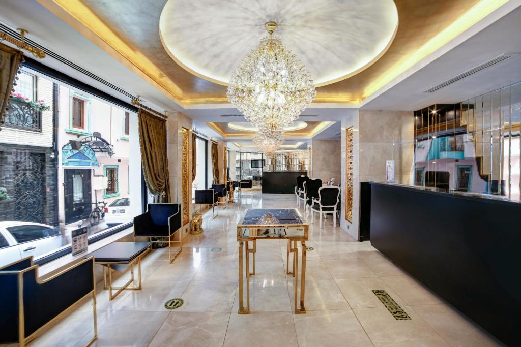 um quarto com uma mesa e cadeiras e um lustre em Great Fortune Hotel & Spa em Istambul