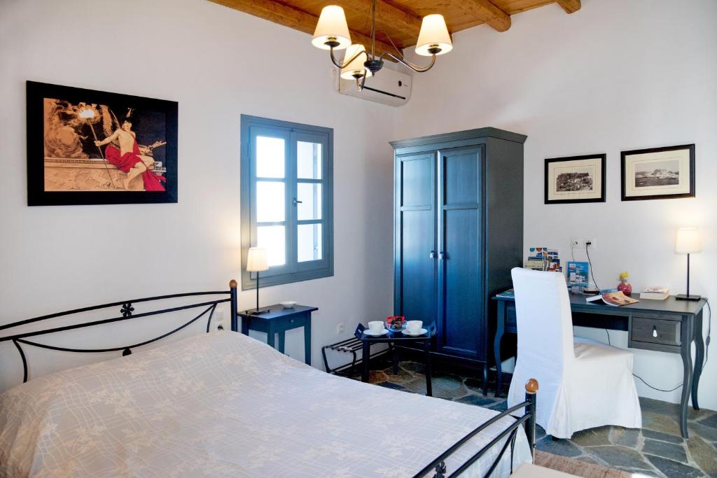 Postel nebo postele na pokoji v ubytování Aloizianika 1768 Traditional GuestHouse