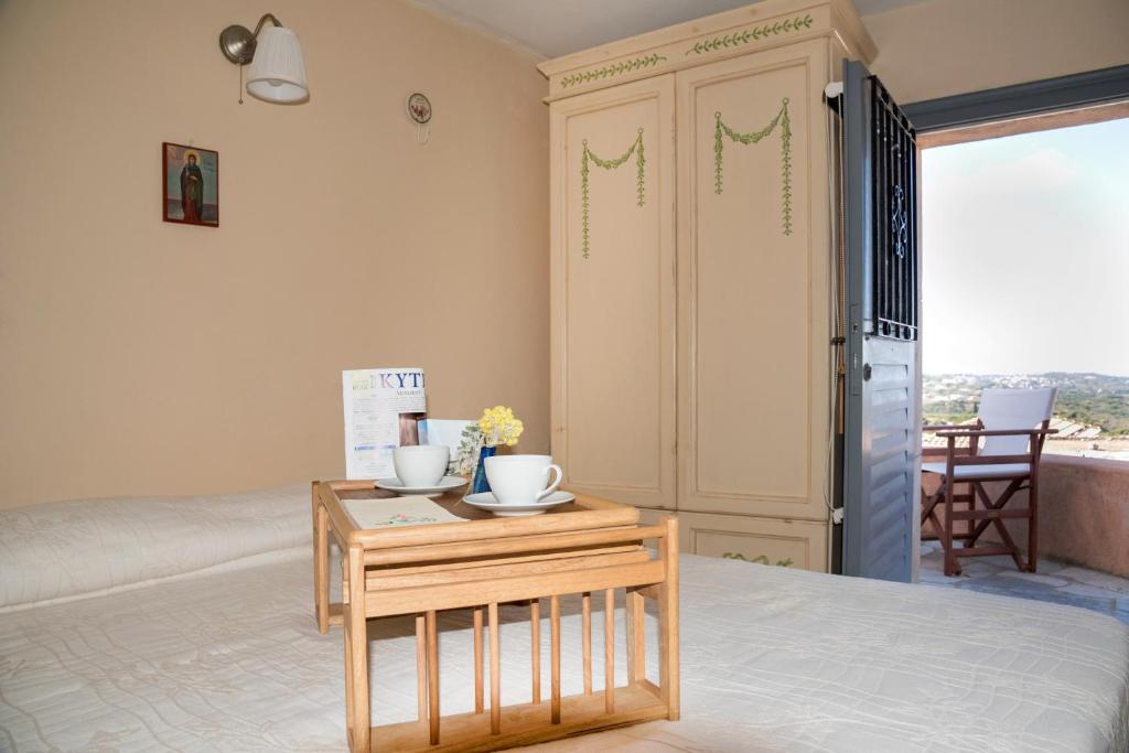 Postel nebo postele na pokoji v ubytování Aloizianika 1768 Traditional GuestHouse