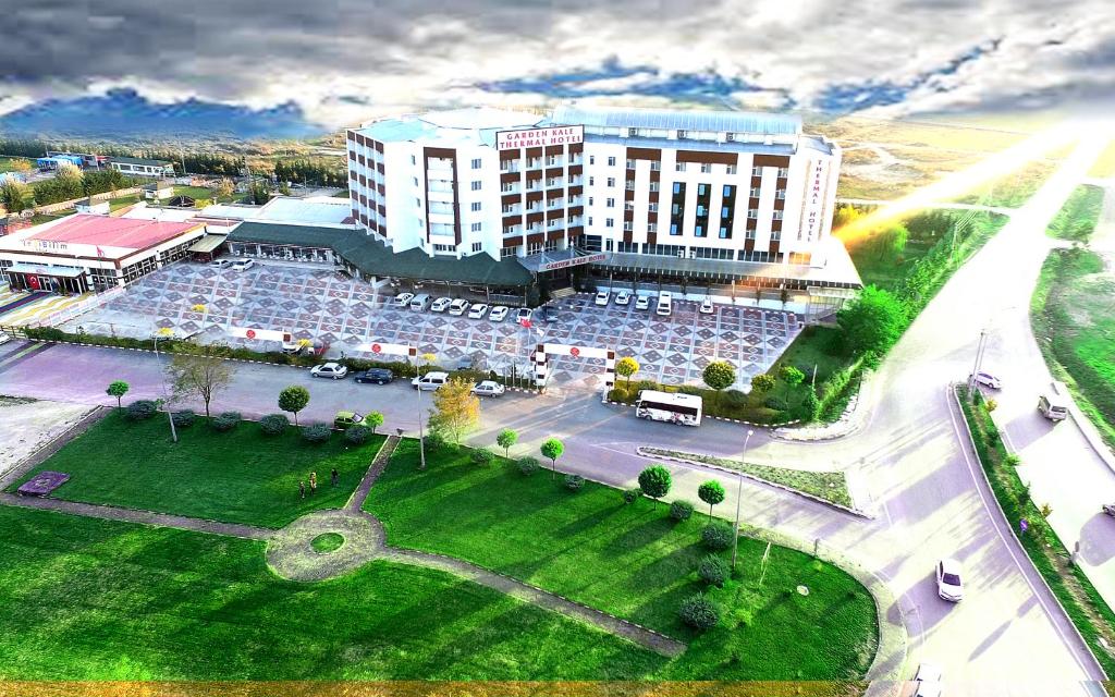 eine Luftansicht eines großen Gebäudes mit Park in der Unterkunft GARDEN KALE THERMAL HOTEL in Afyonkarahisar