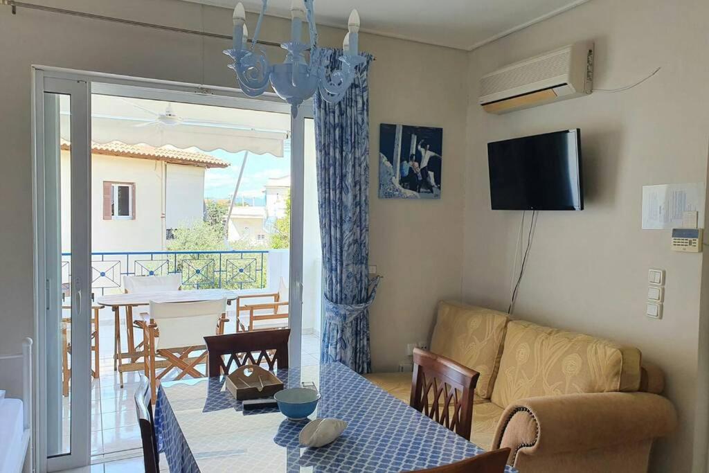 ein Wohnzimmer mit einem Sofa und einem Tisch in der Unterkunft Messinian Breeze in Kalamata