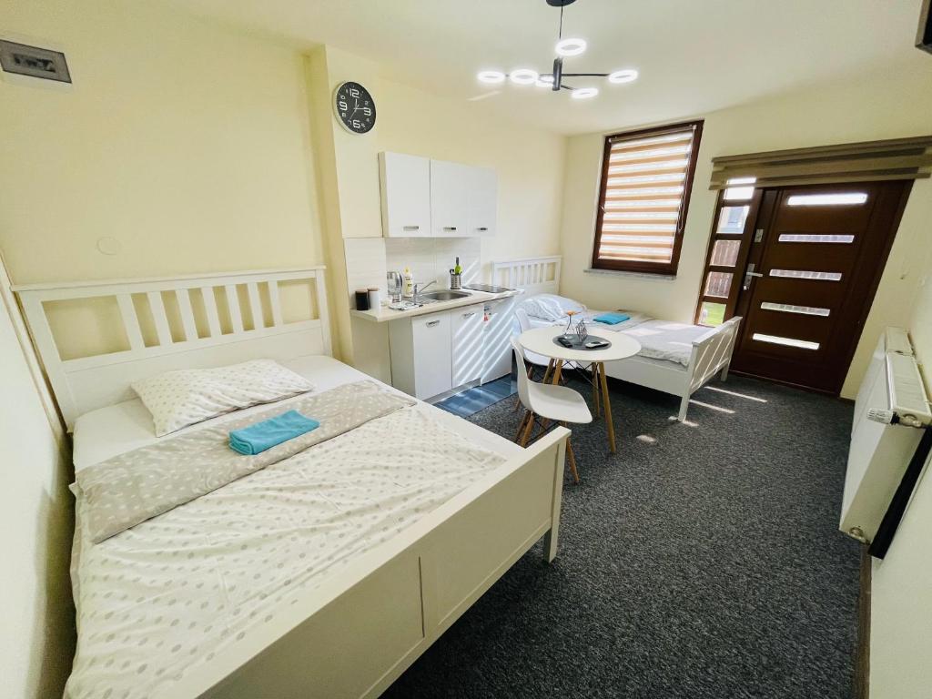 Łóżko lub łóżka w pokoju w obiekcie Noclegi AirportPark