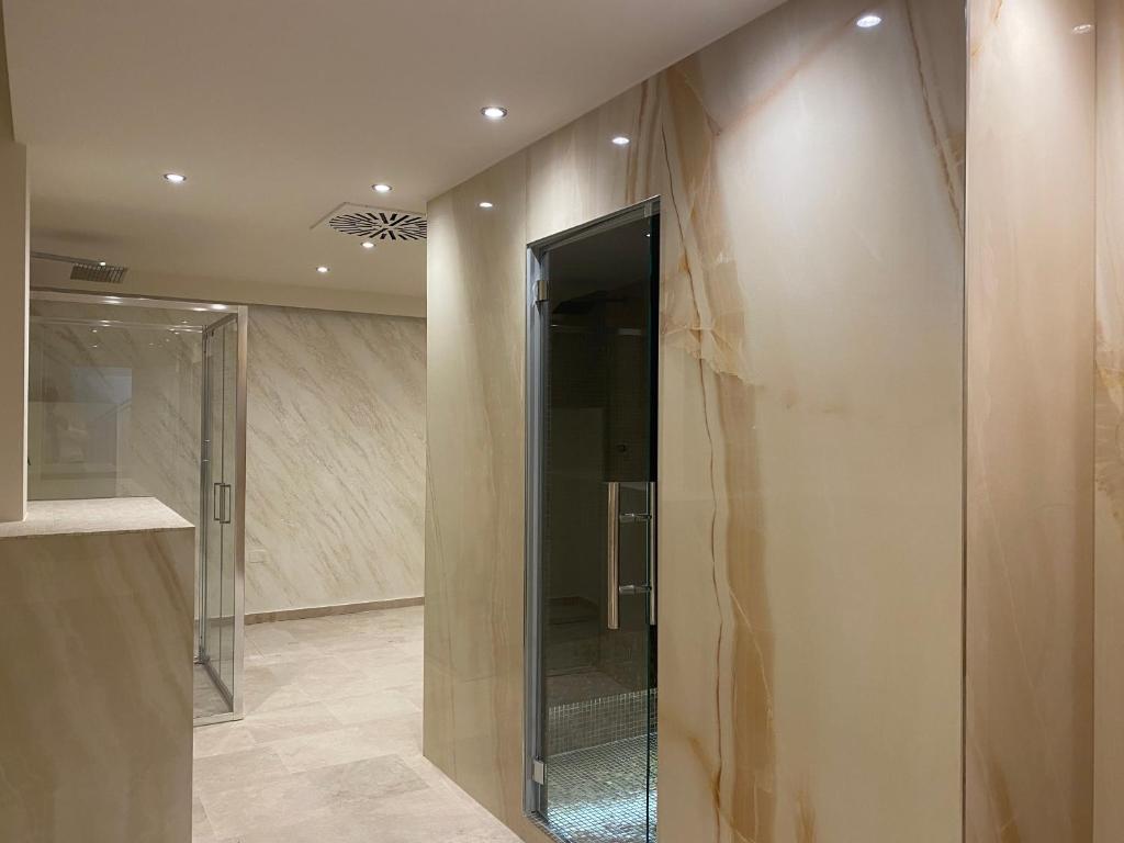 korytarzem ze szklaną windą w budynku w obiekcie Panorama Apartment w Trieście