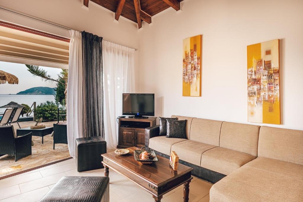 Posezení v ubytování Beachfront Elena Villa with mini pool and spa