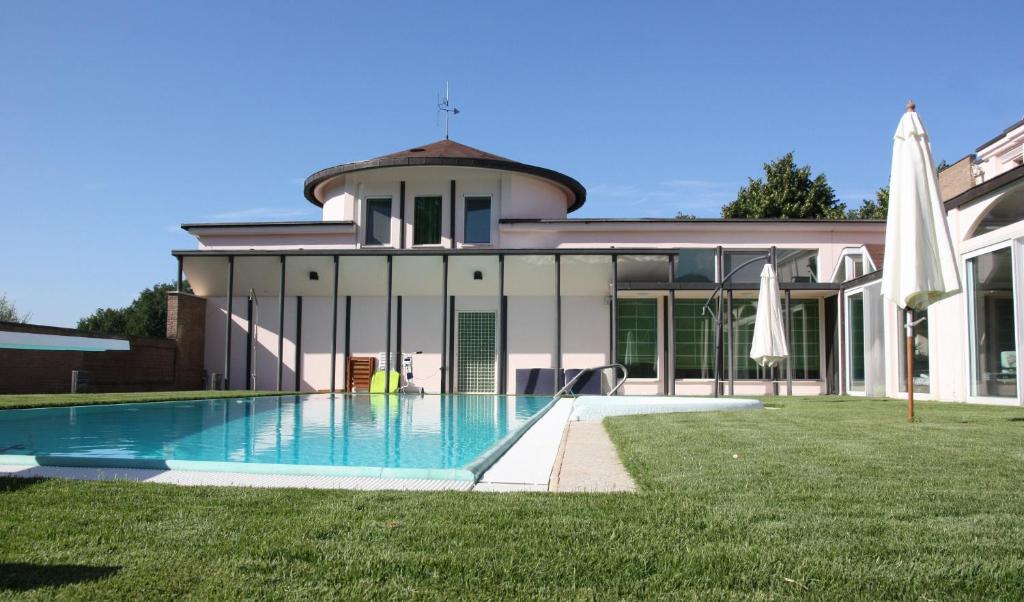 ein Haus mit Pool im Hof in der Unterkunft Villa bright and quiet 45 from the center of Rome, private pool exclusively in Sermoneta