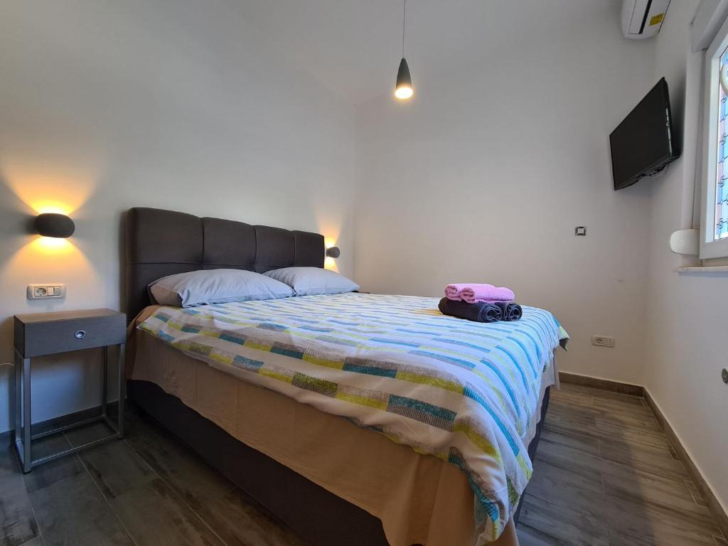 Łóżko lub łóżka w pokoju w obiekcie House Plavi 2130