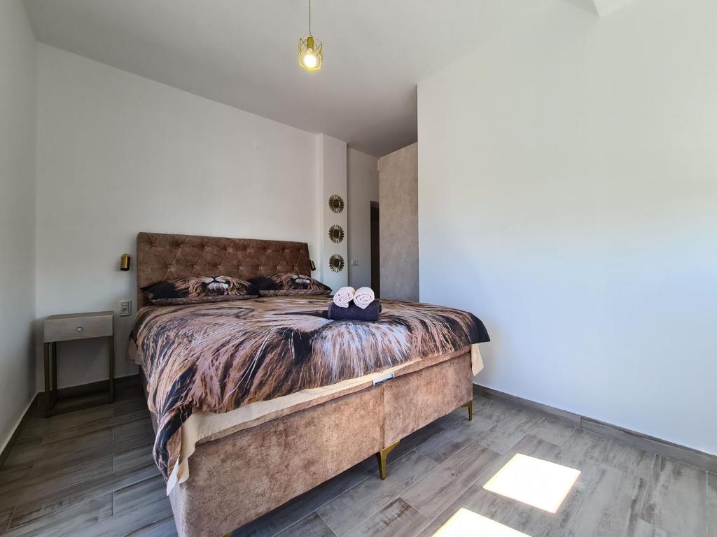Łóżko lub łóżka w pokoju w obiekcie House Plavi 2130