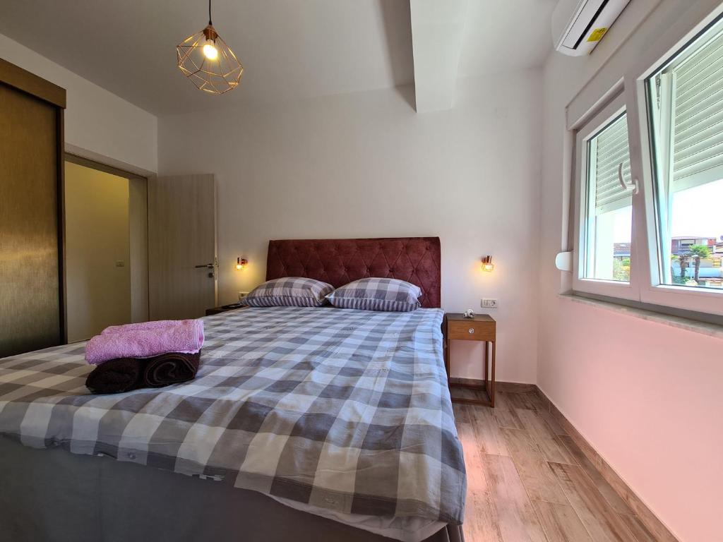 Łóżko lub łóżka w pokoju w obiekcie House Plavi 2130