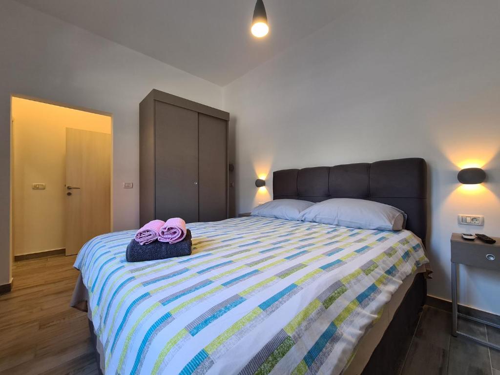 Łóżko lub łóżka w pokoju w obiekcie House Plavi 2130