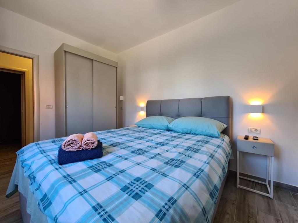 Łóżko lub łóżka w pokoju w obiekcie House Plavi 2130