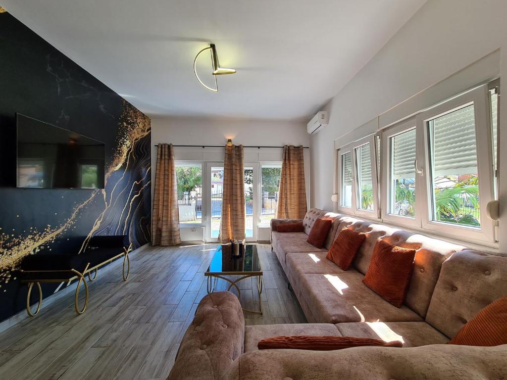 duży salon z kanapą i stołem w obiekcie House Plavi 2130 w Medulinie