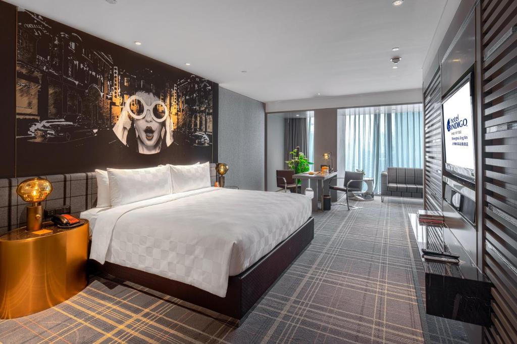 Postel nebo postele na pokoji v ubytování Hotel Indigo Shanghai Jing'An by IHG